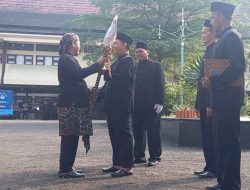 Bupati Ischak Serahkan Tombak Kyai Plered ke Keluarga Kalisoka