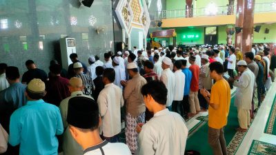 Jemaah Masjid Agung Lakukan Salat Gaib untuk Habib Ali Zaenal Abidin