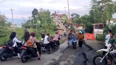 Jalan Provinsi di Sirampog Brebes Ambles Lagi, Akses Kendaraan Terganggu