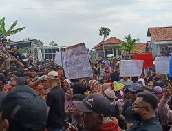 Sekdes Plompong Mundur Setelah Aksi Unjuk Rasa Ratusan Warga