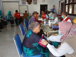 PMI Pemalang Gandeng IDI dan PKK, Gelar Pengobatan Gratis Korban Banjir Rob