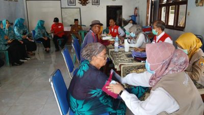 PMI Pemalang Gandeng IDI dan PKK, Gelar Pengobatan Gratis Korban Banjir Rob