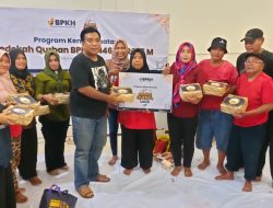 PDI Perjuangan Kota Tegal Bagikan Ribuan Paket Daging Kurban dalam Kemasan Ramah Lingkungan