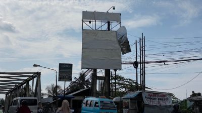 Rawan Celaka! Papan Reklame Rusak Menggantung di Jalan Raya Bumiayu