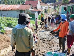 Tak Kunjung Diperbaiki, Warga Dawuhan-Batursari Perbaiki Jalan Sendiri
