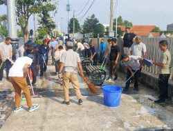 Pegawai DPUPR Kosek Bersih Trotoar Jalan Pancasila