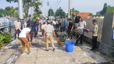 Pegawai DPUPR Kosek Bersih Trotoar Jalan Pancasila