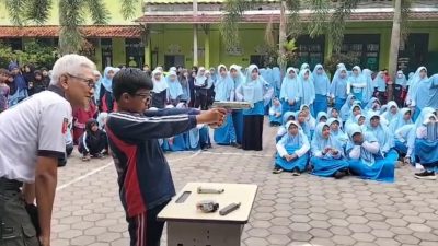 Siswa MIT dan SMPIT Luqman Al Hakim Slawi Dikenalkan Olahraga Menembak