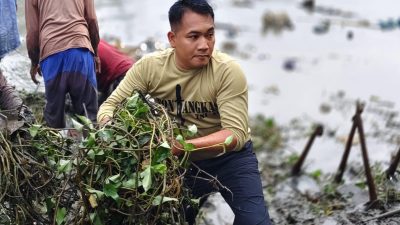 Kodim Pemalang dan Masyarakat Bersihkan Embung Kali Lanjar 2
