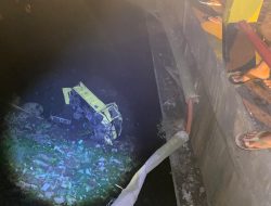 Truk Terjun ke Sungai Glagah Brebes setelah Tabrak Sepeda Motor, Dua Orang Terluka
