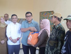 Mohammad Saleh Salurkan Bantuan untuk Korban Jebol Tanggul Sungai Bremi
