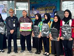 Siswa Terdampak Rob Senang Menerima Tas dan Alat Tulis dari Disdikbud Jateng