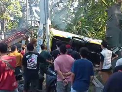 Minibus Travel Terguling di Tikungan Balekambang Brebes, 8 Karyawan Luka-Luka