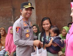 Bakti Sosial di Bantaran Sungai Kudaile, Polres Tegal Bagikan 100 Paket Sembako
