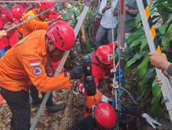 Tim SAR Evakuasi Balita yang Jatuh Dalam Sumur