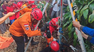 Tim SAR Evakuasi Balita yang Jatuh Dalam Sumur