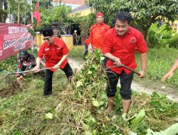 PDI Perjuangan Gotong Royong Bersihkan Lingkungan Terdampak Banjir di Krandon