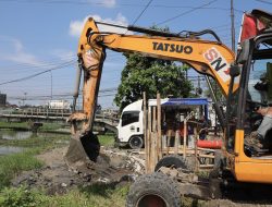 Pusdataru Jateng Keruk Sungai Dombo Kurangi Banjir Rob Demak