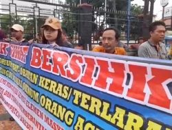 Ratusan Warga Demo di DPRD Tuntut Brebes Zero Peredaran Obat Daftar G