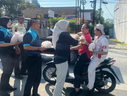 BRI Bumiayu Bagikan Makanan Gratis di Momen Jumat Berkah