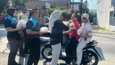 BRI Bumiayu Bagikan Makanan Gratis di Momen Jumat Berkah