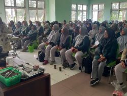 Siswa Sekolah Lansia Bakti Ibu Belajar Membuat Jamu “Roslang” di Wisata Kesehatan Jamu Kalibakung