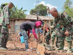 Anggota TNI dan Warga Desa Wanarata Garap RTLH