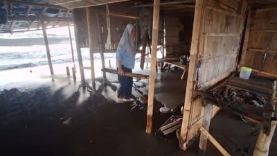 Diterjang Gelombang Tinggi, Puluhan Warung di Parin Brebes Rusak