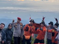Personel Polres Tegal Tancapkan Semangat Bhayangkara di Puncak Gununt Slamet
