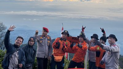 Personel Polres Tegal Tancapkan Semangat Bhayangkara di Puncak Gununt Slamet