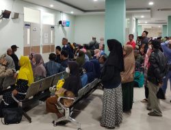 Membludak, Pasien Rawat Jalan RSUD Dr Soeselo Slawi Terpaksa Duduk di Lantai
