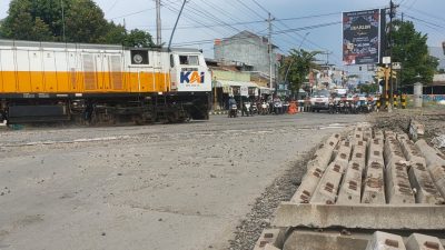 Perbaikan Jalur Rel di Perlintasan Jalan AR Hakim Tegal Rampung Hari Ini