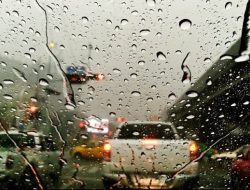 Cara Unik Orang Jawa Menghindari Hujan Saat Perjalanan