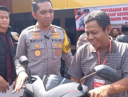 Warso Menagis Haru, Sepeda Motor yang Hilang Empat Bulan Bisa Kembali ke Tangannya Lagi