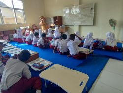 Siswa SDN Panggung 8 Terpaksa Belajar Lesehan Karena Kekurangan Meja dan Kursi
