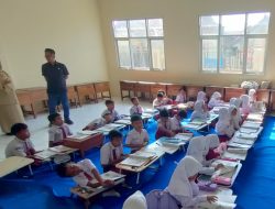 Arie Prima Soroti Siswa SD di Tegal Belajar Tanpa Meja Kursi