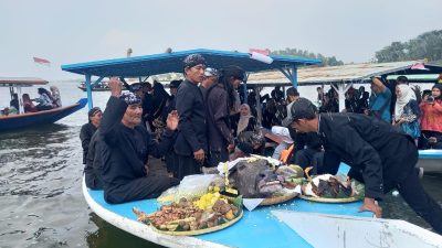 Ratusan Warga Ikut Larung Kepala Kerbau ke Tengah Waduk Cacaban