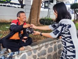 Pekerja BRI Bumiayu Berbagi Makanan kepada Warga Sekitar Kantor