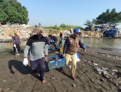 Nelayan Tegal Keruk Sedimentasi di Muara Kali Bacin Secara Swadaya