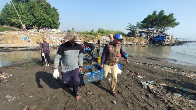Nelayan Tegal Keruk Sedimentasi di Muara Kali Bacin Secara Swadaya