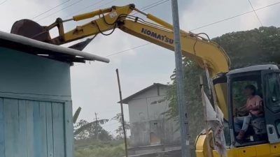 8 Bangunan Liar di Jalan Lingkar Bumiayu Brebes Dibongkar Satpol PP