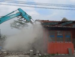 23 Bangunan Liar di Kertasari Tegal Dirobohkan, 1 Warung Diberikan Waktu Mengosongkan Bangunan