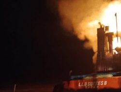 Damkar Berhasil Padamkan Kebakaran Kapal di Galangan Kapal Maribaya Tegal