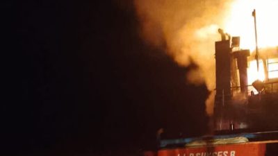 Damkar Berhasil Padamkan Kebakaran Kapal di Galangan Kapal Maribaya Tegal