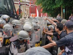 Geruduk DPRD Batang, Polisi ”Bentrok” dengan Demonstran
