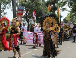 Tari Ronggeng Nyentrik dan Pencak Silat Universitas Bhamada Slawi Meriahkan Karnaval Kemerdekaan  