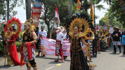 Tari Ronggeng Nyentrik dan Pencak Silat Universitas Bhamada Slawi Meriahkan Karnaval Kemerdekaan  