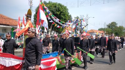 Meriahkan Karnaval Kemerdekaan, Sekretariat DPRD Batang Tampilkan Kapal Simbol Sinergi Bupati dan Legeslatif 