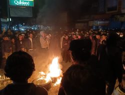 Aksi Seribu Lilin Bumiayu Brebes Memanas, Massa Bakar Ban di Depan Polsek