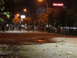 Malam ini Kota Brebes Masih Mencekam, Massa Terkonsentrasi di Depan DPRD dan Mapolres